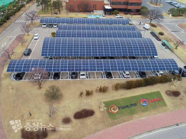 한화토탈이 대산공장 주차장에  지붕형식의 태양광 발전설비를 설치했다.