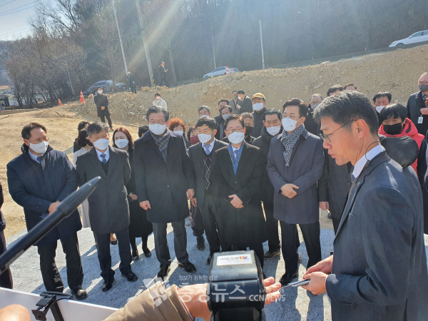 박범계 법무부 장관과 허태정 대전시장, 정용래 유성구청장 등이 유성구 방동 대전교도소 이전 사업 부지에서 사업 추진 계획을 듣고 있다.
