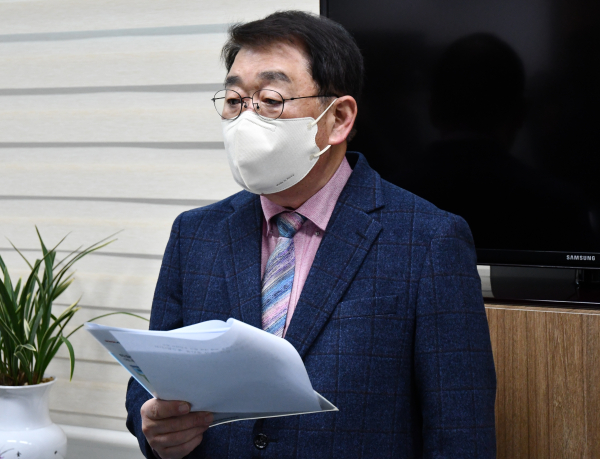 박성효 전 대전시장은 9일 대전시의회를 찾은 자리에서 한밭야구장을 철거하지 않고 새로운 야구장을 건설할 수 있는 대안을 제시했다.