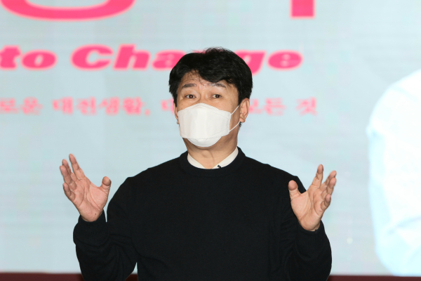 정용기 전 의원이 자신의 출판기념회에서 저서를 소개하고 있다.