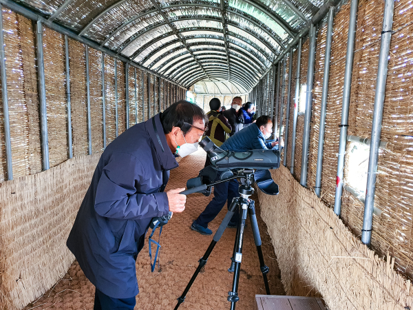 지난해 12월 천수만 제1철새탐조대에서 ‘생태관광지역 주민 역량 강화 교육’에 참여한 주민들이 철새를 관찰하는 사진