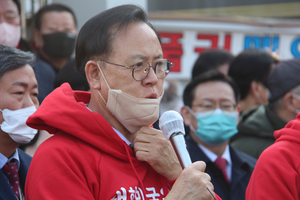 인사말을 하는 이명수 국회의원