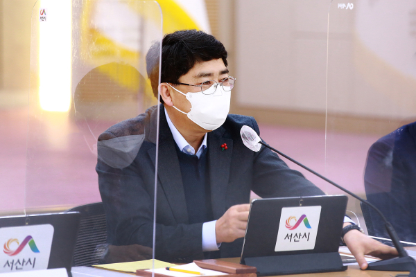 맹정호 서산시장이 14일 시청 대회의실에서 열린 확대간부회의를 주재하는 모습