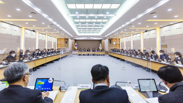 맹정호 서산시장이 14일 시청 대회의실에서 열린 확대간부회의를 주재하는 모습1