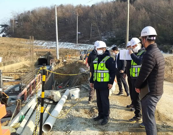 김인식 사장은 공사현장을 불시점검 모습(당진 당진지구수리시설개보수사업현장)