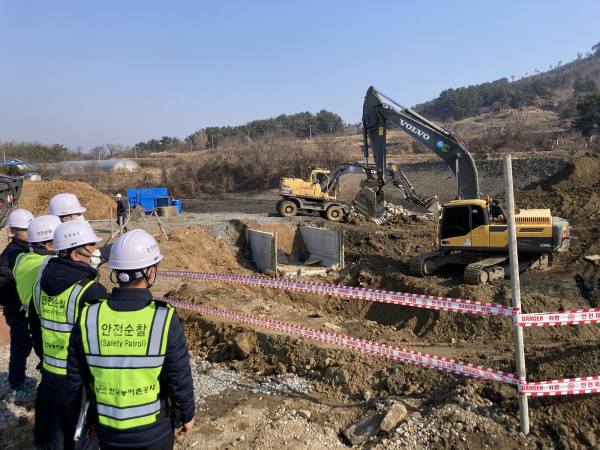 김인식 한국농어촌공사 사장, 보령 신흥1지구 수리시설개보수사업현장 점검 모습