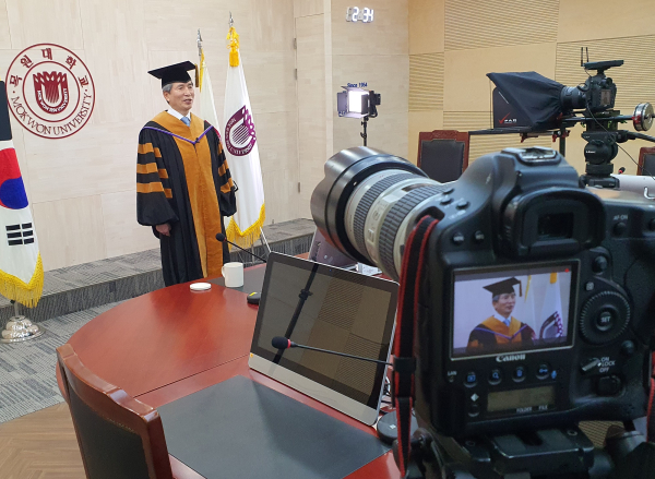 지난해 2월15일 목원대 대학본부 4층 도익서홀에서 권혁대 총장이 졸업생들에게 전하는 영상축사를 촬영하고 있다.
