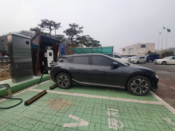 전기차충전소에서 충전 중인 전기자동차