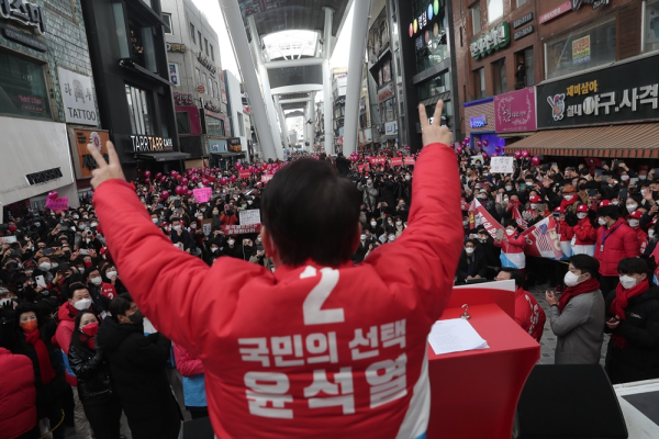 국민의힘 윤석열 대선 후보, 15일 대전 으느정이 거리 유세 모습.