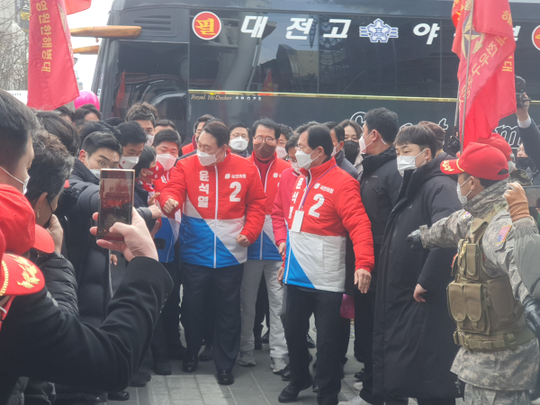 국민의힘 윤석열 대선 후보, 15일 대전 으느정이 거리 유세 모습.