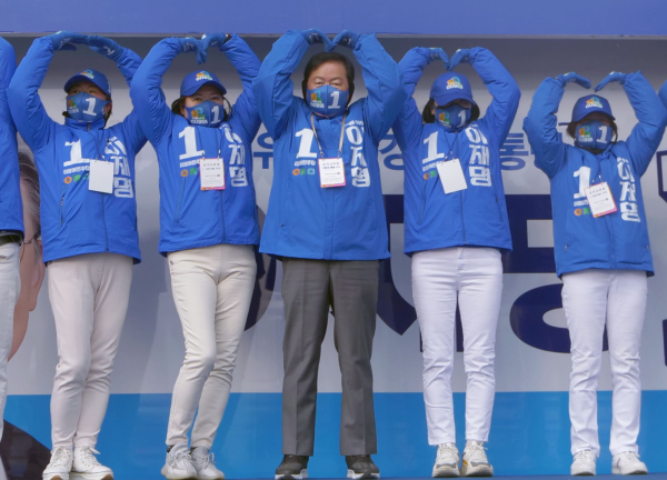 대전시장 선거 출마를 선언한 장종태 전 서구청장이 더불어민주당 이재명 대선 후보 선거운동원 역할을 톡톡히 하고 있다.