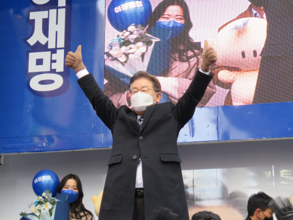 더불어민주당 이재명 대선 후보가 15일 대전 유세장에서 시민들에게 인사하고 있다.