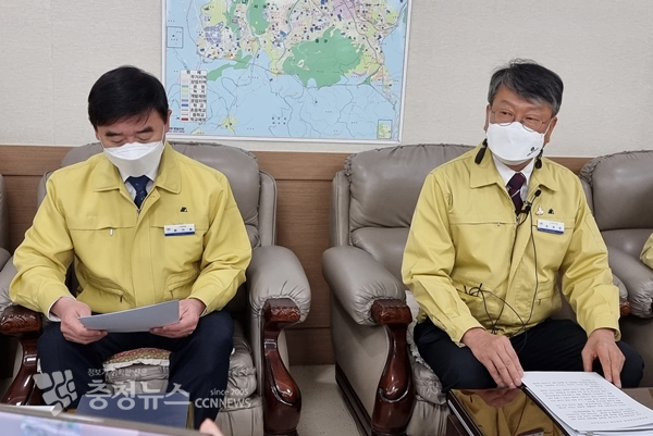 대전시교육청 오석진 교육국장(오른쪽)과 엄기표 기획국장.