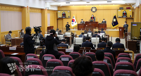 서산시의회는 16일 제1차 본회의를 열고 제271회 임시회를 개회했다.