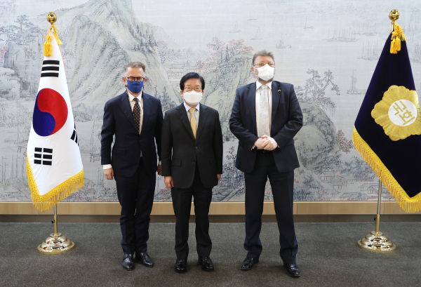 박병석 국회의장은 17일 주한 폴란드대사와 핀란드 대사의 예방을 동시에 받았다.