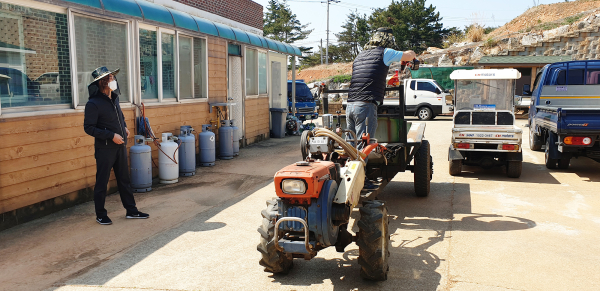 지난해 4월 대산읍 웅도리에서 동력경운기 쏠라경고등 부착지원 모습