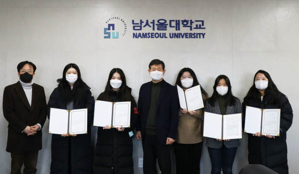 지난 17일 총장실에서 9명의 학생들에게 '제5회 김수연 목사 독서진흥장학금' 수여 모습