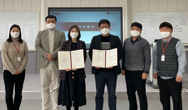 목원대 대학일자리플러스본부 대회의실에서 라이프코칭센터와 대학 관계자들이 목원대 학생의 기업교육 분야 사회진출 역량 강화를 위한 업무협약을 체결한 뒤 기념촬영을 하고 있다.