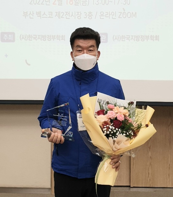 김태성 대덕구의회 의장, 의정대상 ‘대상’ 수상 모습