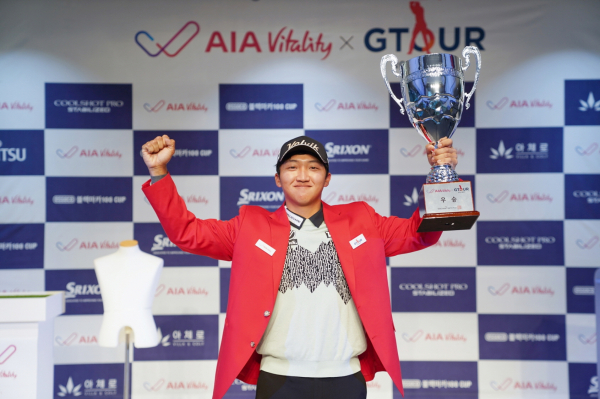 ‘2022 AIA 바이탈리티 GTOUR 남자대회 2차 결선 시상식에서 우승자 김홍택이 우승 기념 포즈를 취하고 있다