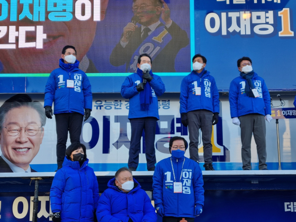 민주당 정세균 전 총리 20일 충남대 앞 유세 모습.