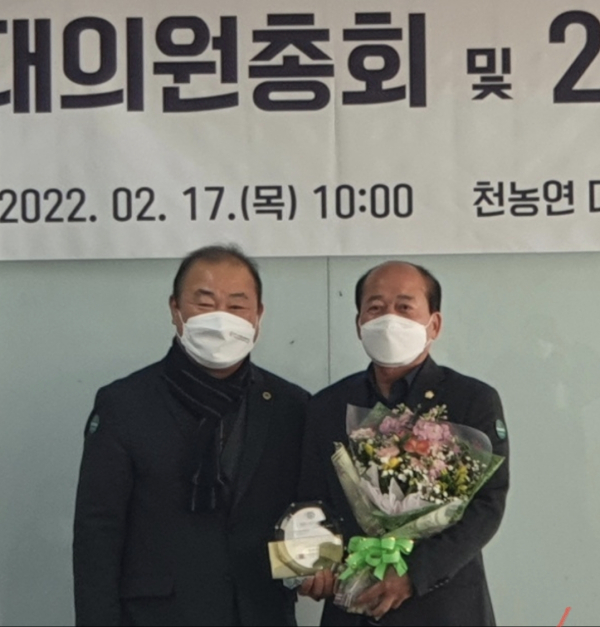 지난 17일 감사패 수상 후 기념사진을 찍는 육종영 천안시의원(오른쪽)