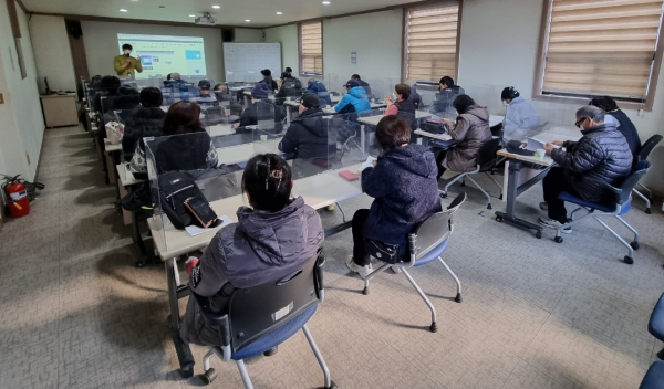 대전중구지역자활센터에서 진행한 자활근로참여자 안전교육 모습
