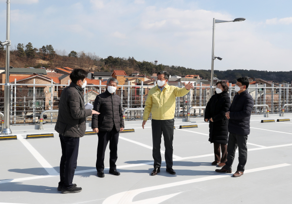 22일 정용래 유성구청장이 입체화 공사를 마치고 3월 개방 예정인 죽동 공영주차장을 찾아 현장점검 실시 모습