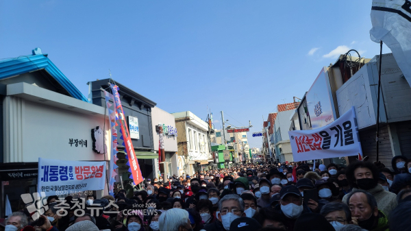 한파 속 윤석열 국민의힘 대통령 후보를 보기 위해 모인 인파들 모습.(사진=김정식기자)