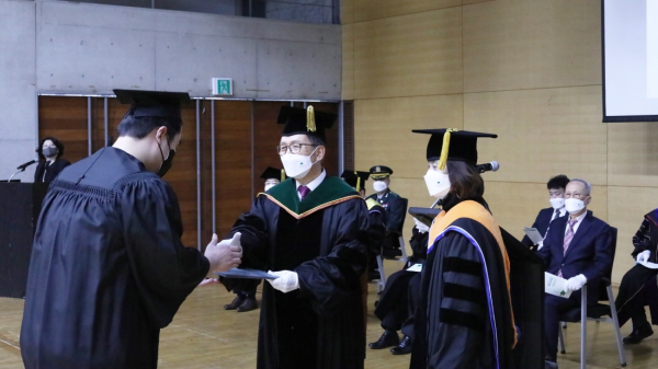 학위수여하는 윤여표 총장