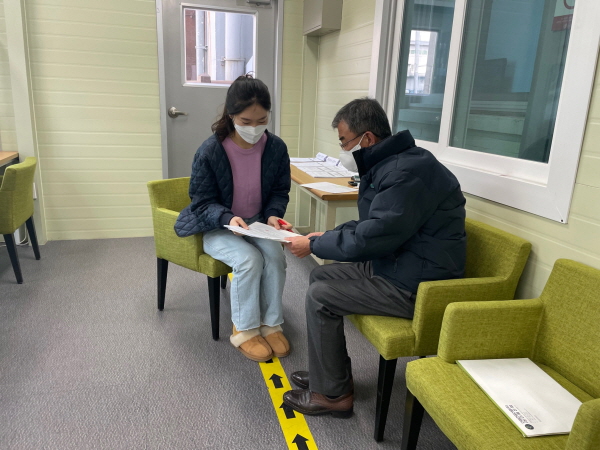 일자리 관련 상담 모습