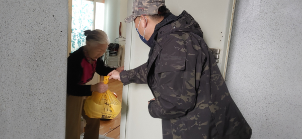 거동이 불편한 어르신에게 도시락을 방문 전달하는 모습