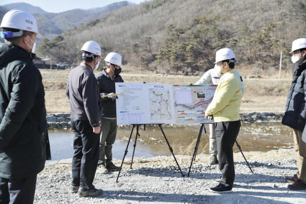 박상돈 천안시장이 '풍서천 지방하천 정비사업' 현장을 방문해 안전 조치 사항들을 꼼꼼히 챙기고 있다