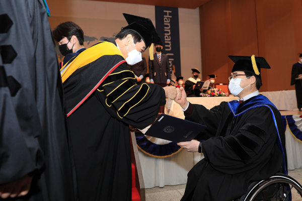 후천성 척수장애인 김용구 씨 한남대 졸업식에서 박사학위 수여식 모습