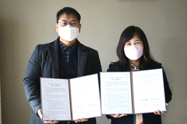 왼쪽부터 세종주거복지센터 이현길 대표, 초록우산 어린이재단 박미애 본부장