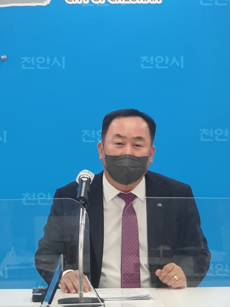브리핑하는 한권석 기획경제국장