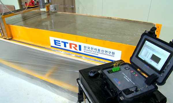ETRI 연구진이 광섬유 센서를 이용한 스마트 안전 건축구조 모니터링을 수행하는 모습