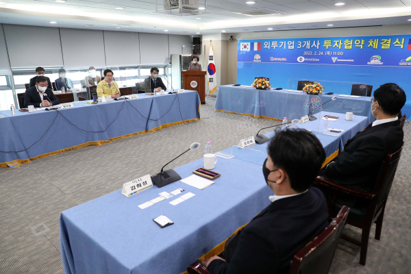 충남도와 천안시, 예산군이 에어리퀴드솔루션즈코리아, 엠이엠씨코리아, 터폴리머코리아와 투자 협약을 체결하고 있다./충남도 제공