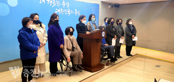 이재명선대위 충남여성본부를 비롯한 여성단체들이 국민의힘에 대한 사과를 촉구하고 있다/이성엽 기자