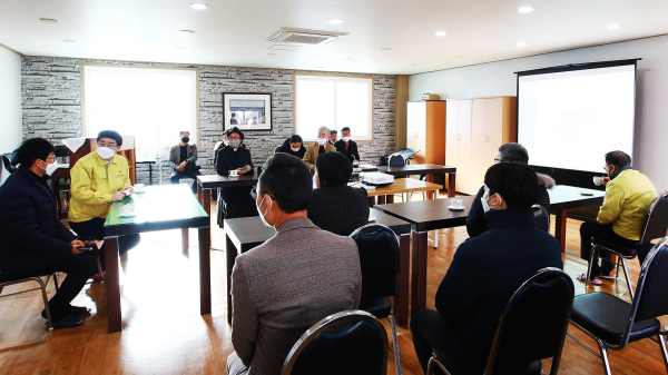 맹정호 서산시장이 1월 해미국제성지에서 한국개발연구원 실무진과 국토부 관계자에게 서산공항 건설 타당성을 설명하는 모습