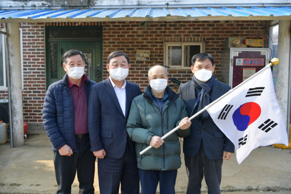 예산군이 25일 독립유공자 유족 위문을 하고 있다./예산군 제공