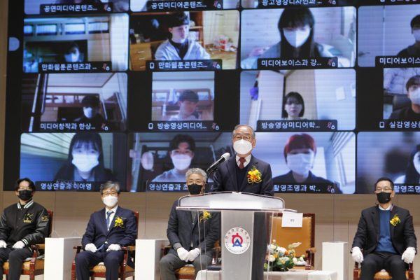 2022학년도 랜선콘서트 입학식에서 유재원 총장 축사 모습