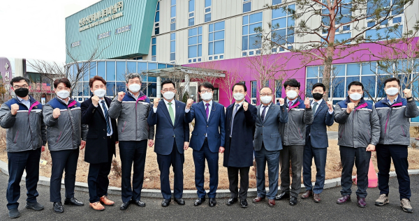 선광신컨테이널터미널(주) 현장 순시 * 한국농수산식품유통공사 김춘진 사장(좌측5번째), ㈜선광 심충식 부회장(좌측6번째), 선광신컨테이너터미널㈜ 정국위 대표이사(좌측4번째)