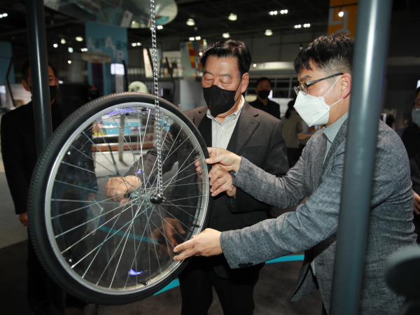 28일 국립과천과학관을 둘러보는 관계자들