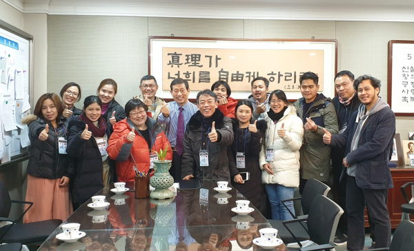 교육부 교육국제화역량 인증대학 선정 (윤승용 총장과 함께 기념사진)