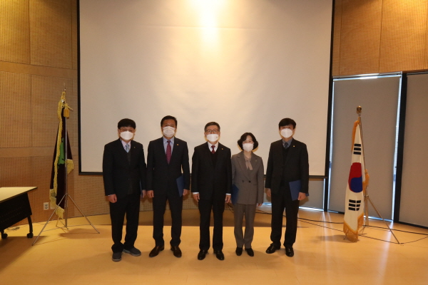 신규 임용교원 및 팀장 임명장 수여식 (직원 단체사진)