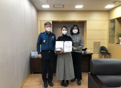 NH농협은행 대전터미널지점 직원이 지난 달 18일 대전동부경찰서로부터 보이스피싱예방 감사패 수상 모습