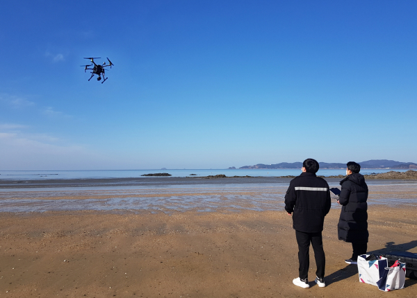 지난 2일 남면 몽산리 해안에서 드론을 활용해 해양쓰레기를 조사하는 모습.