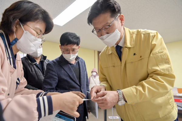 김정섭 공주시장, 대통령선거 사전투표소 방역 상황 점검 현장방문 모습