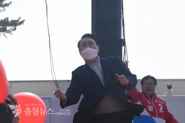 윤석열 후보가 특유의 어퍼컷 세레머니를 펼치고 있다.